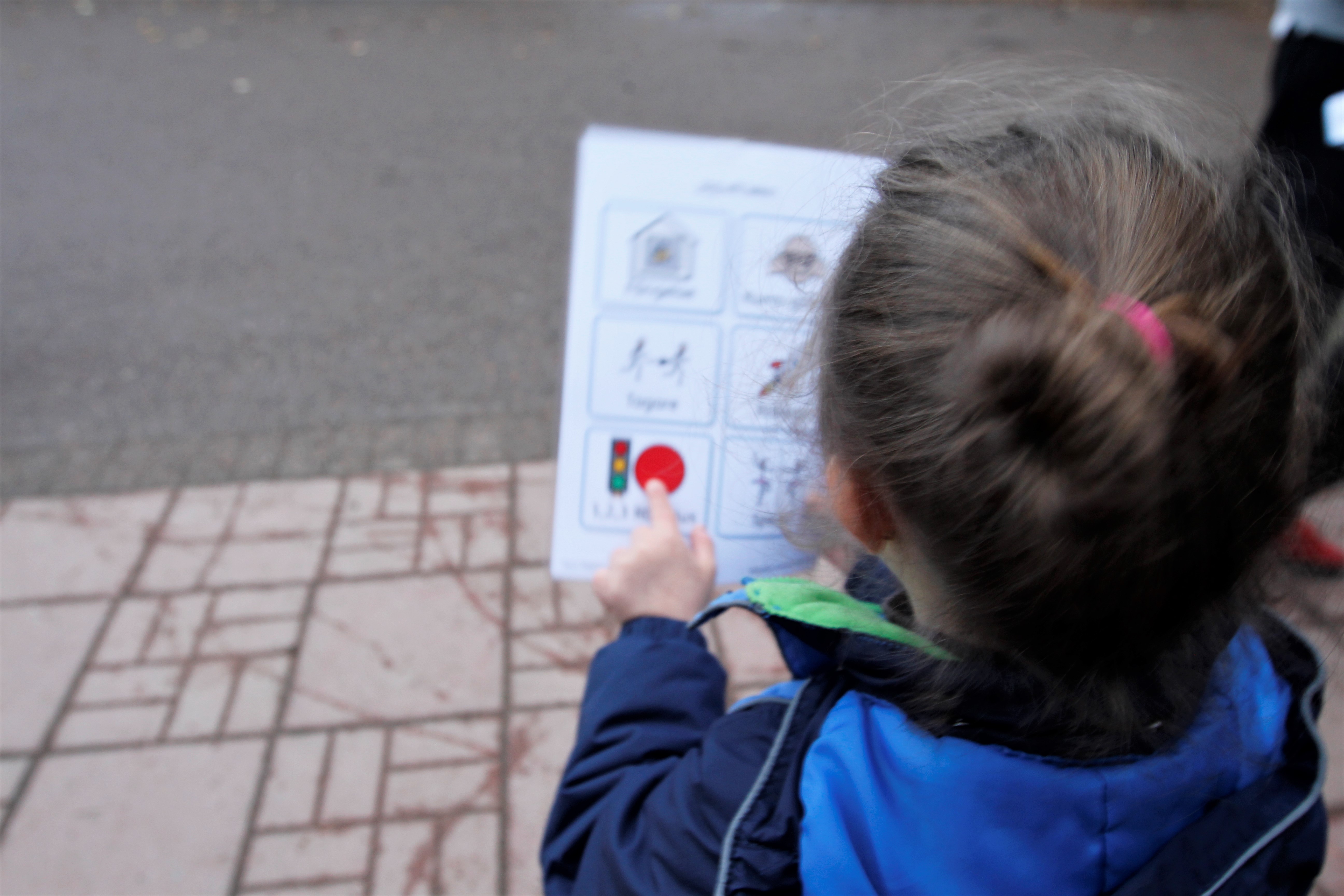 Barn som pekar på valkarta för uterast